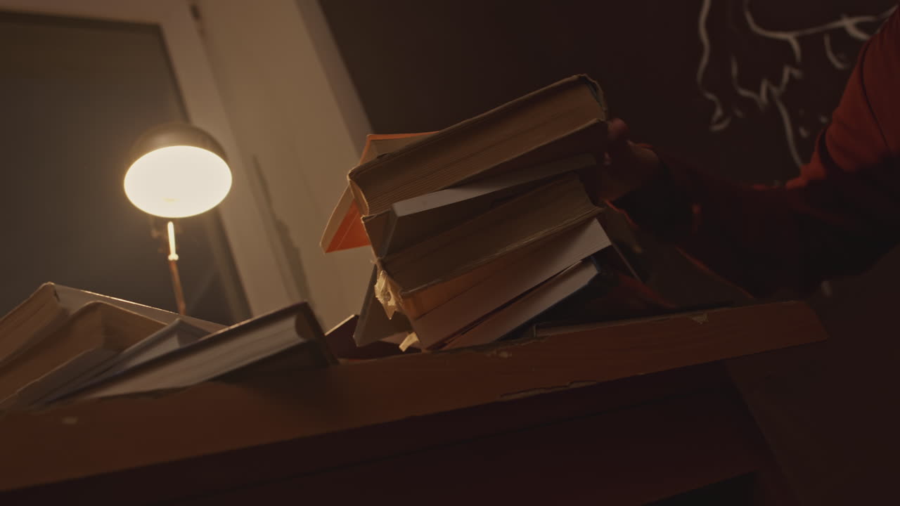 estudiante que estudia hasta tarde en la noche