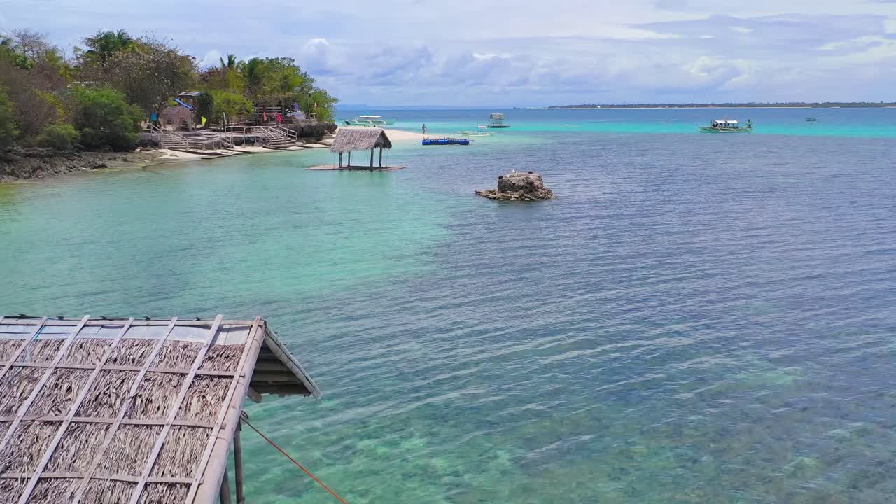 Aerea Sopra Piattaforme Galleggianti Nelle Acque Di Boracay Con Barca Che Arriva In Spiaggia