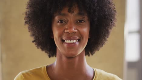 Porträt-Einer-Glücklichen-Afroamerikanischen-Frau,-Die-In-Die-Kamera-Blickt-Und-Lächelt