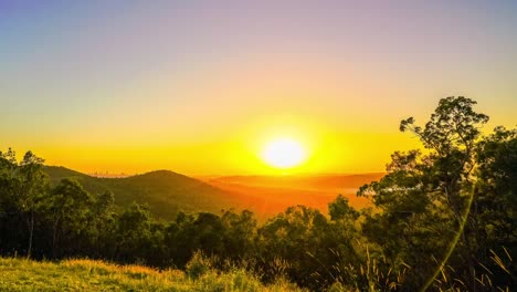 Zeitraffer-Eines-Sonnenaufgangs-Von-Den-Bergen-über-Der-Goldküste-Australiens-Aus-Gesehen