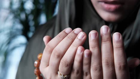 muslim woman praying