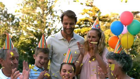 familia celebrando una fiesta de cumpleaños