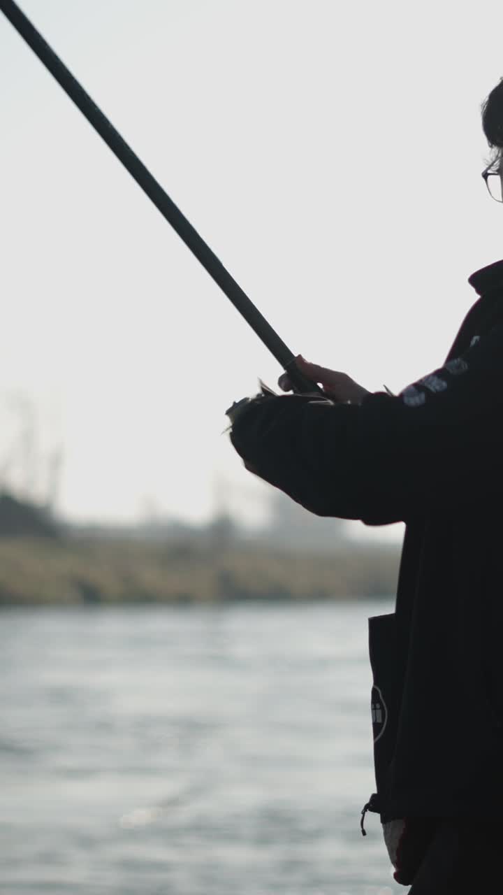 Nelayan memancing di sungai