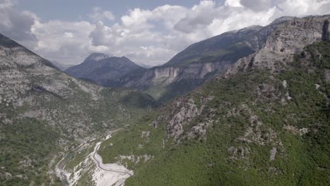 Video-De-Drones-Del-Plano-Frontal-Sobre-El-Paso-De-Montaña-En-La-Carretera-Sh20-En-Grabom,-Albania,-Leqet-Y-Hotit-Puedes-Ver-Las-Casas-Del-Pueblo