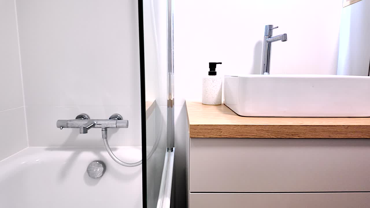 baño pequeño, con una bañera y un lugar para una ducha, moderno, práctico, colores suaves