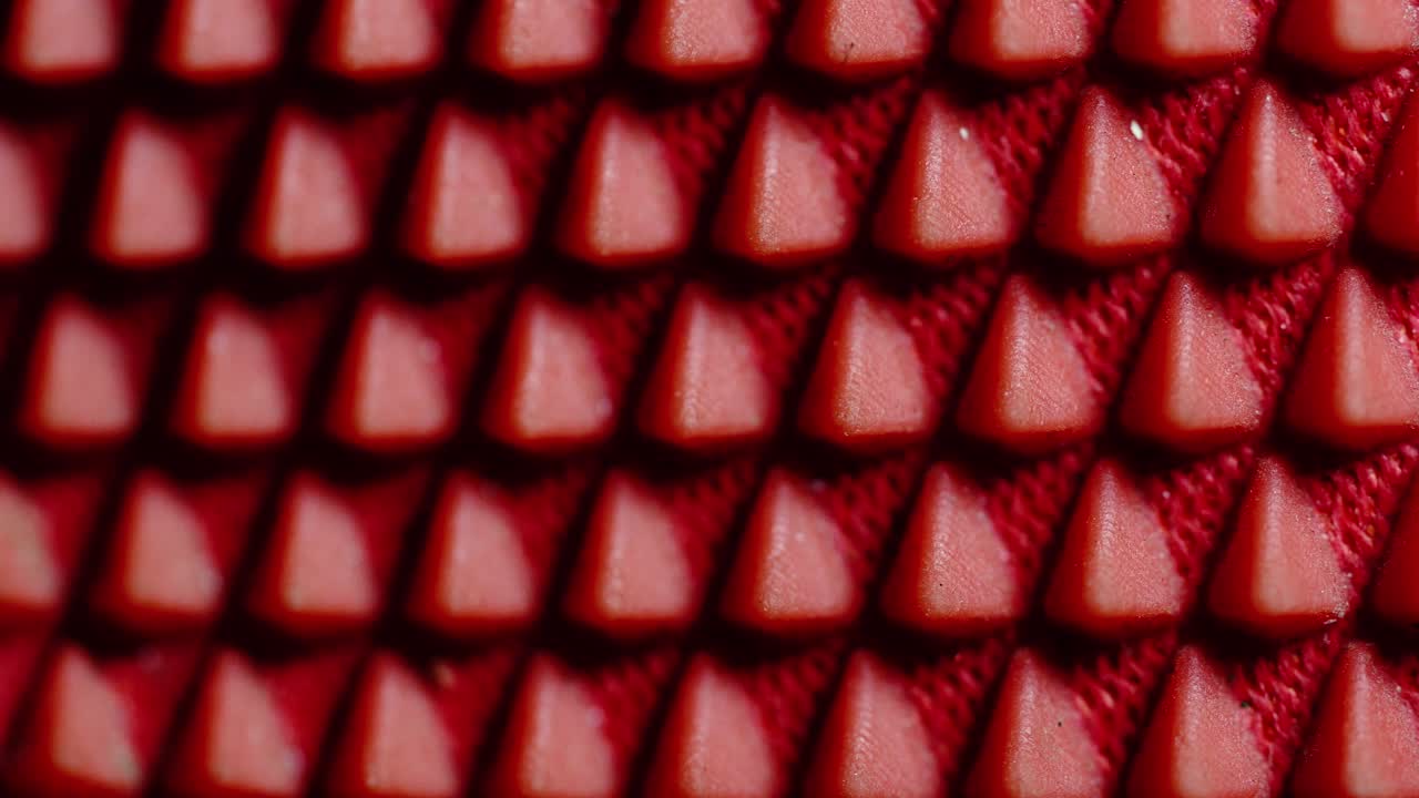 стабильные движения камеры и смена фокуса для наилучшей перспективы этого красивого красного узора, снятого на камеру sony a7iii и макрообъектив 90 мм