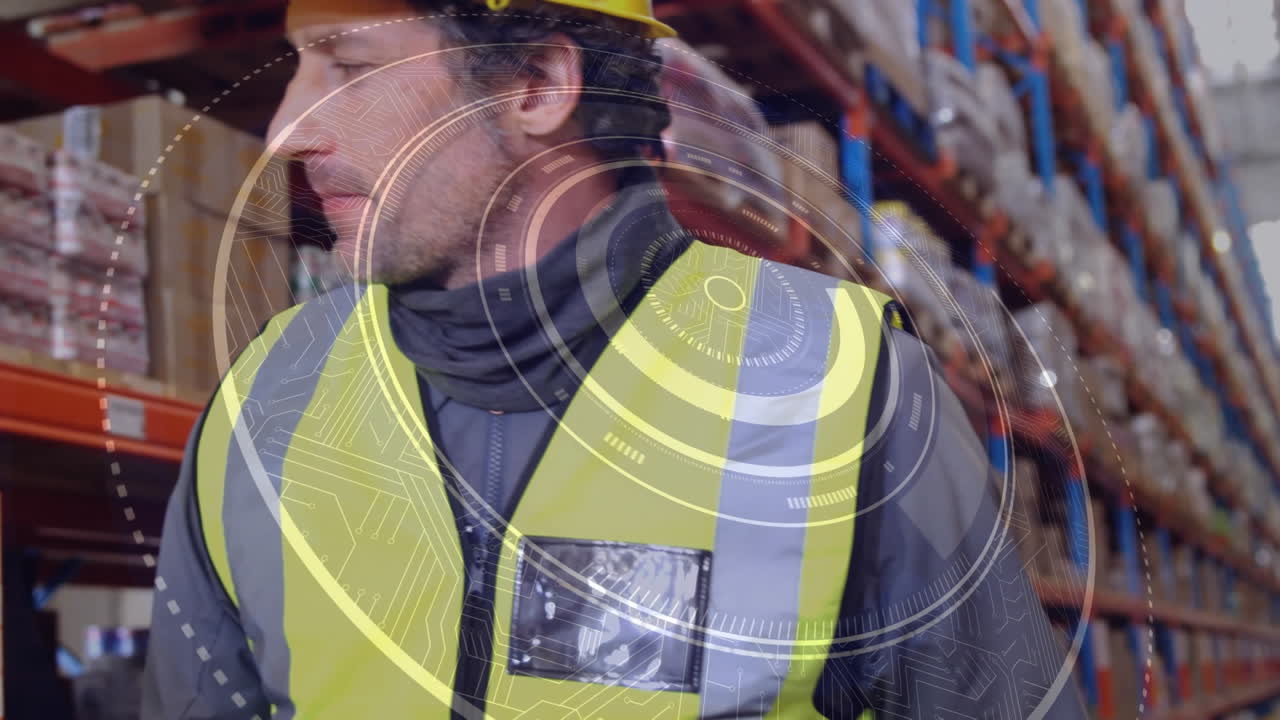 animación de escaneo de alcance sobre hombre y mujer trabajando en el almacén