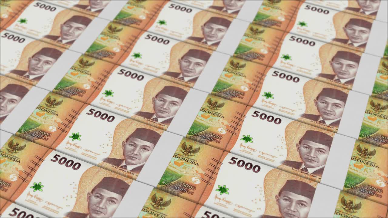 5000 indonesische Rupiah-Banknoten werden von einer Geldpresse gedruckt.