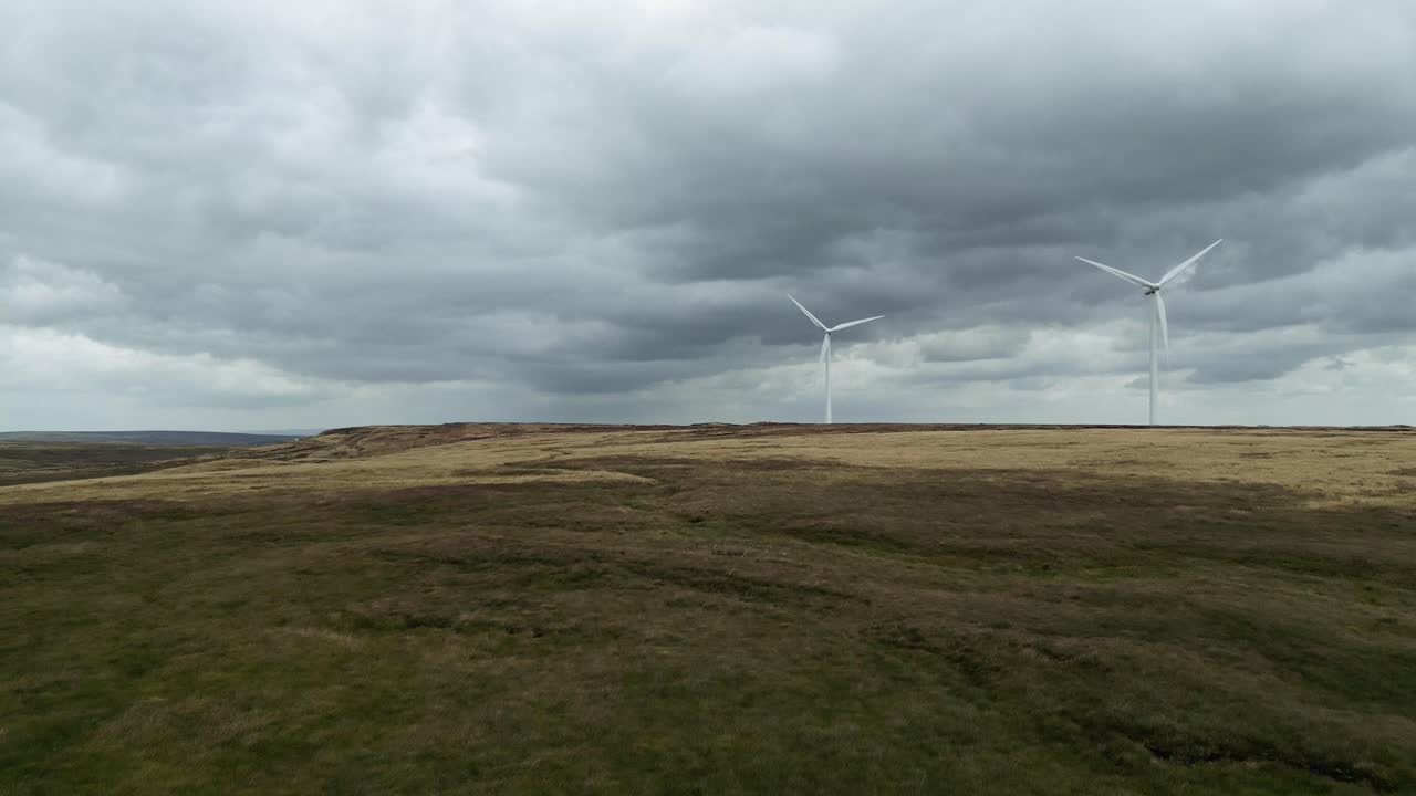 vista aérea de drones de un parque eólico y turbinas eólicas girando en el viento-1