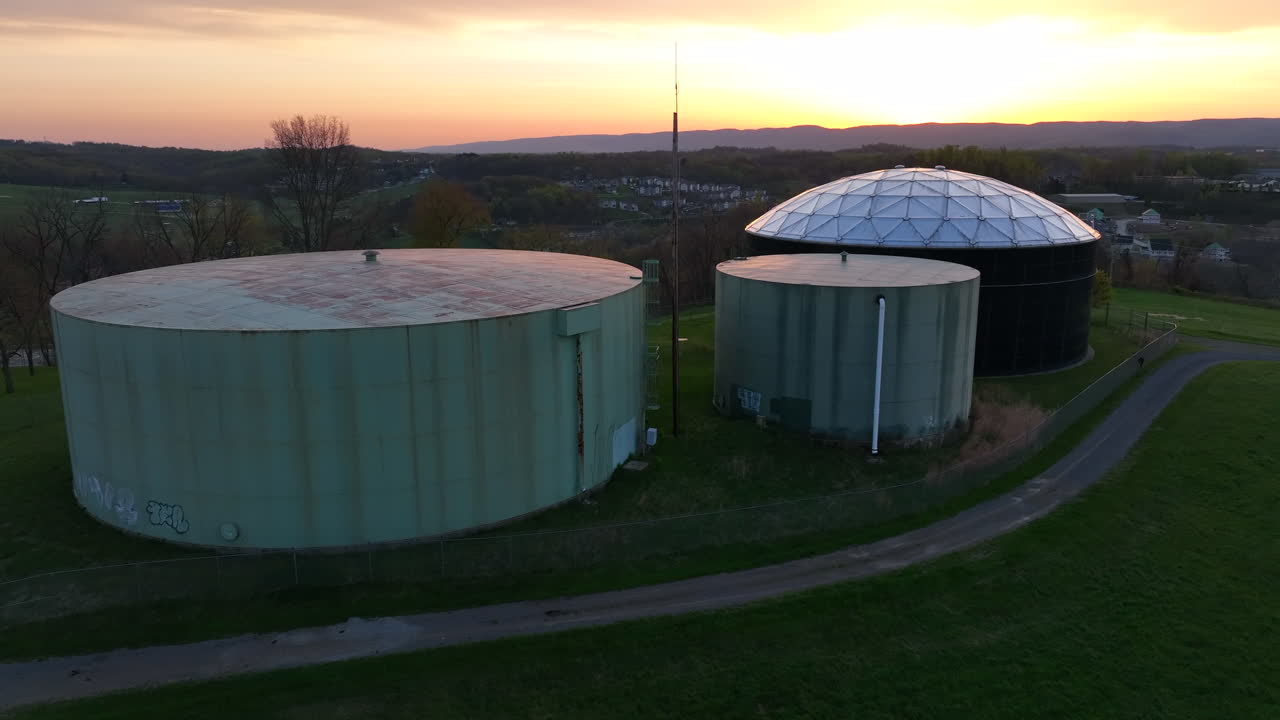 tratamiento de agua municipal e instalación pública de agua en la cima de una colina sobre la ciudad