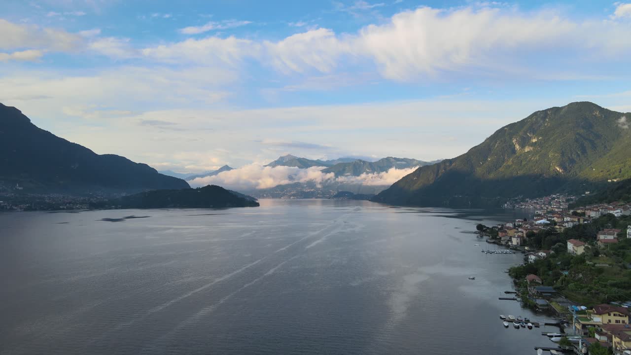 일몰 동안 알프스의 이탈리아 한가운데 있는 컴 호수의 아름다운 지역 파노라마