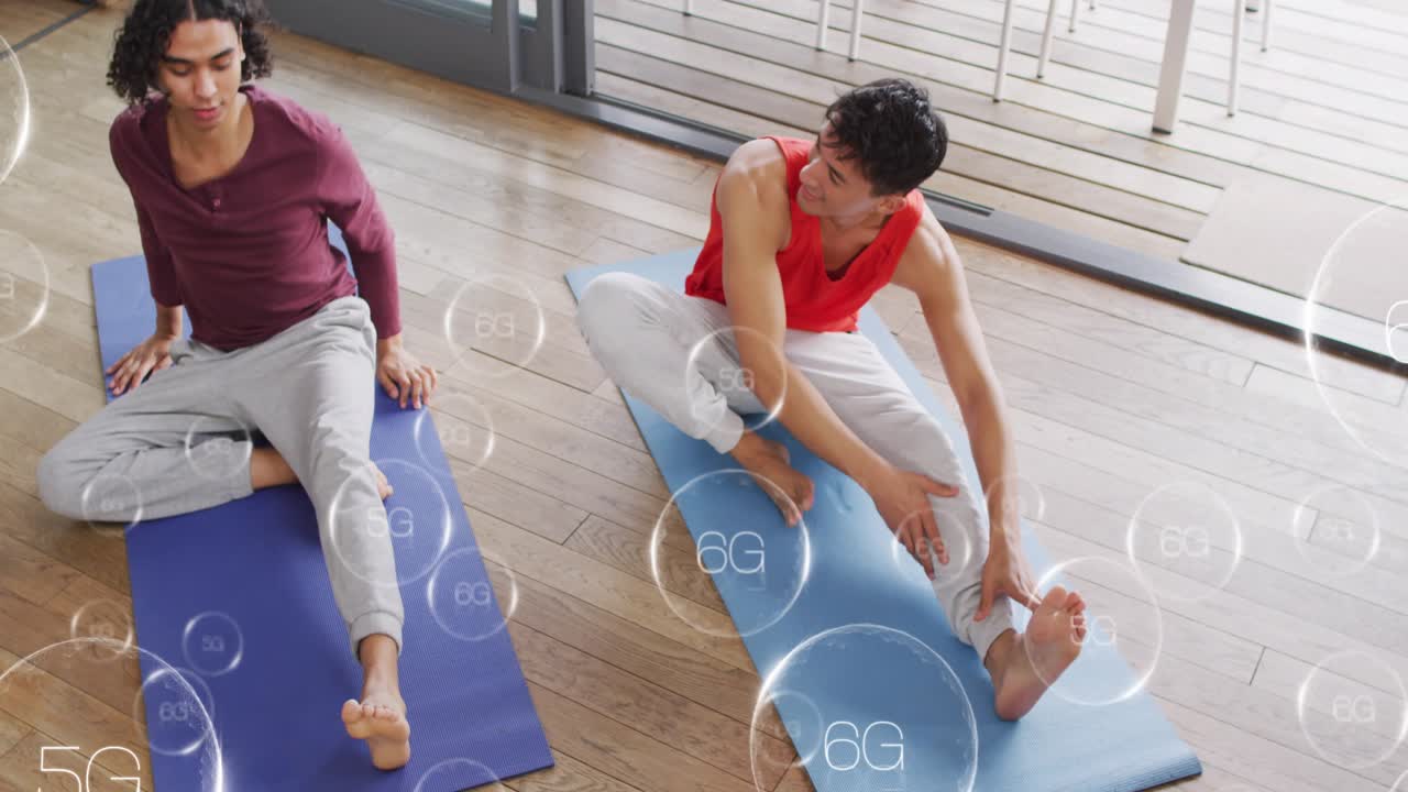 Compañeros de ejercicio iniciando estiramientos de calentamiento sobre colchonetas azules, tocándose las puntas de los pies mientras crecen gráficos de 5G y 6G.