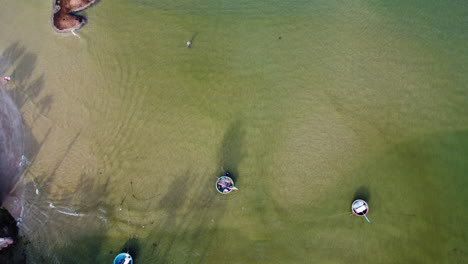 Vietnamese-round-fisherman-boat-returning-to-shore,-aerial-top-down-view