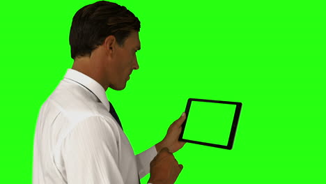 hombre de negocios usando su tableta pc