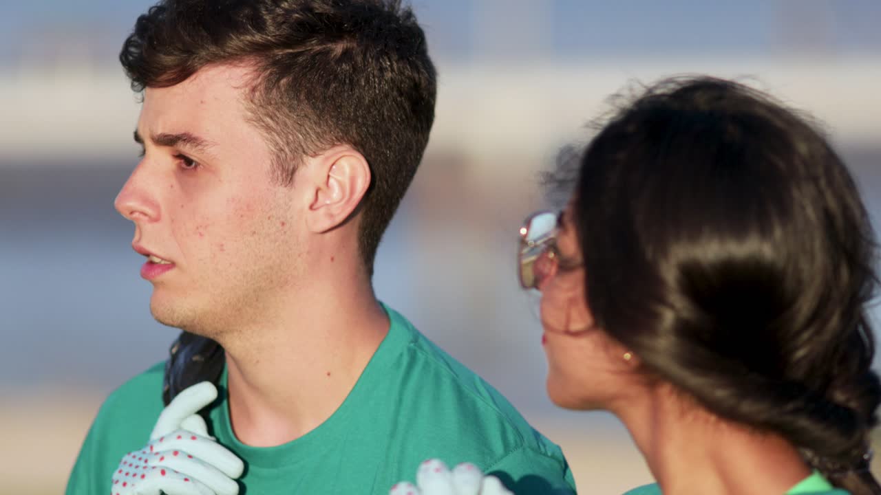 voluntarios alegres hablando al aire libre