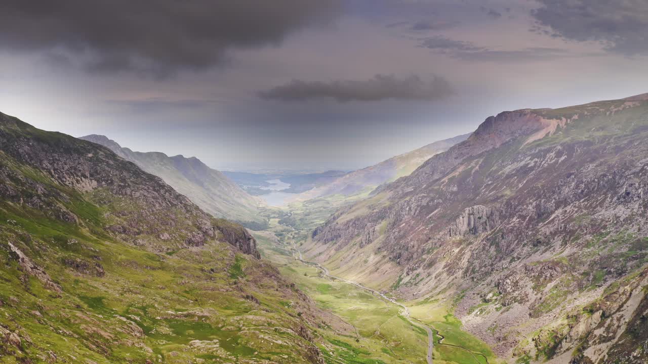 vista cinematográfica épica de los valles y las crestas montañosas del parque nacional de snowdonia: una plataforma rodante suave y lenta en efecto sobre este terreno montañoso surrealista en gales