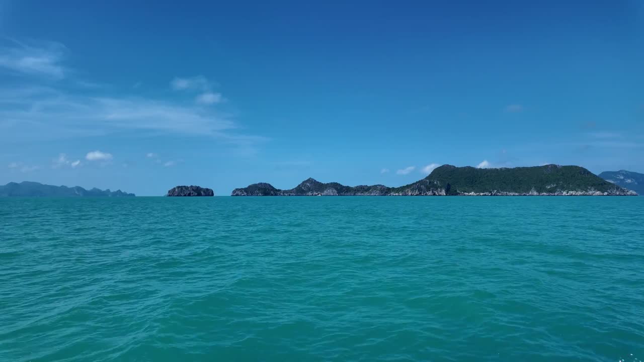 태국에 있는 무코 앙  국립 해양 공원 (mu ko ang thong national marine park) 의 눈부신 푸른 바물.