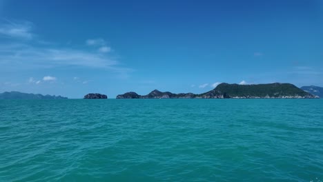 태국에 있는 무코 앙  국립 해양 공원 (mu ko ang thong national marine park) 의 눈부신 푸른 바물.