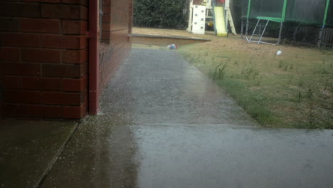 tormenta de granizo salvaje en una calle suburbana durante el final del verano