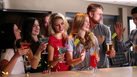 animación de confeti cayendo sobre un grupo feliz de amigos divirtiéndose en la fiesta