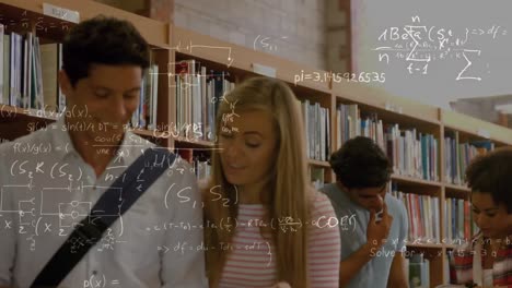 estudiantes en una biblioteca con matemáticas en primer plano