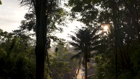 Vista-De-Un-Paisaje-Tropical-En-La-Ciudad-De-Salento-En-Colombia,-Puesta-De-Sol-A-Través-De-Los-árboles