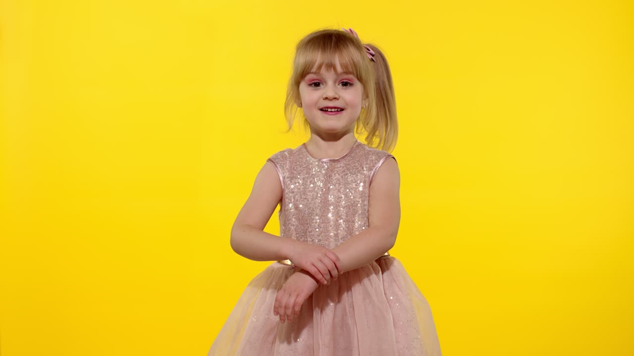niña grabando mensaje de video hablando en webcam, niña hablando de sí misma, haciendo llamada en línea