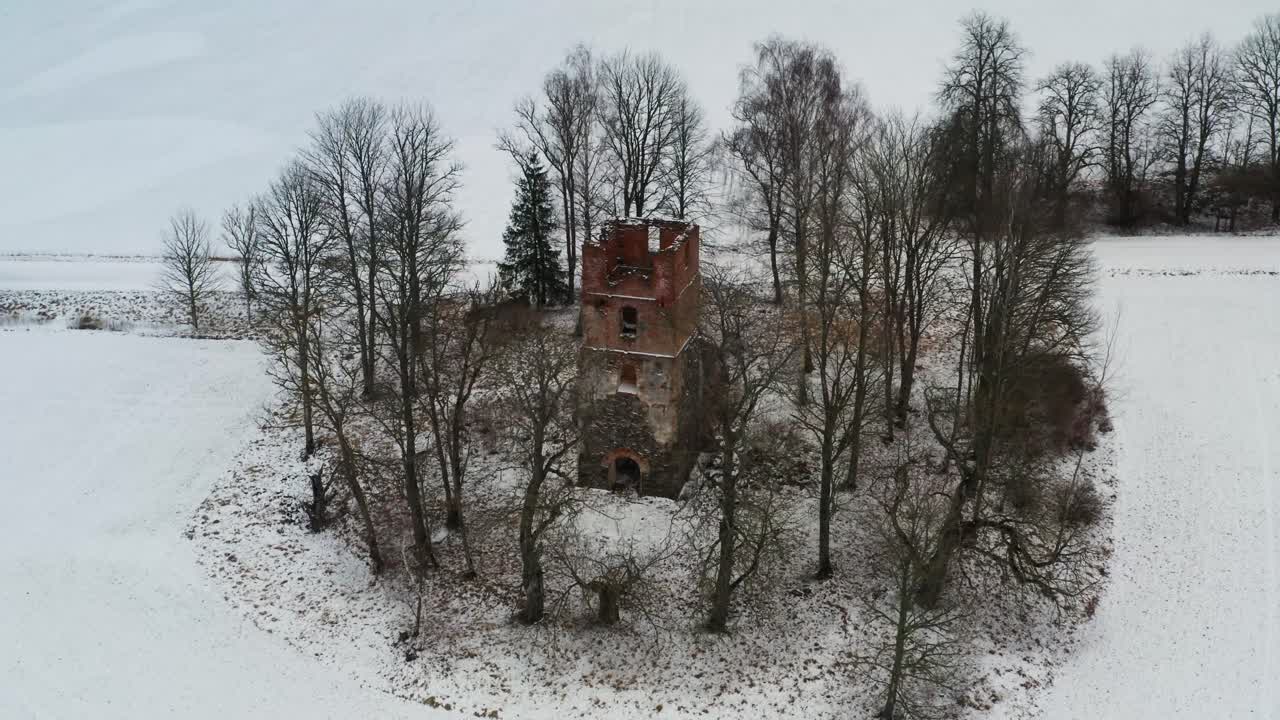 vista aérea de las ruinas de la vieja torre de la iglesia abandonada, paisaje invernal nevado