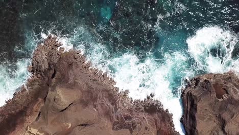 Hawaii-Luftdrohnenaufnahme-Von-Wellen,-Die-Auf-Zerklüftete-Felsen-Krachen