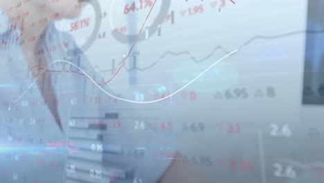 병원에서 백인 여성 의사에 대한 금융 데이터 처리의 애니메이션