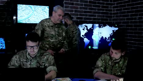control militar, base de guerra, grupo de profesionales militares de ti, en