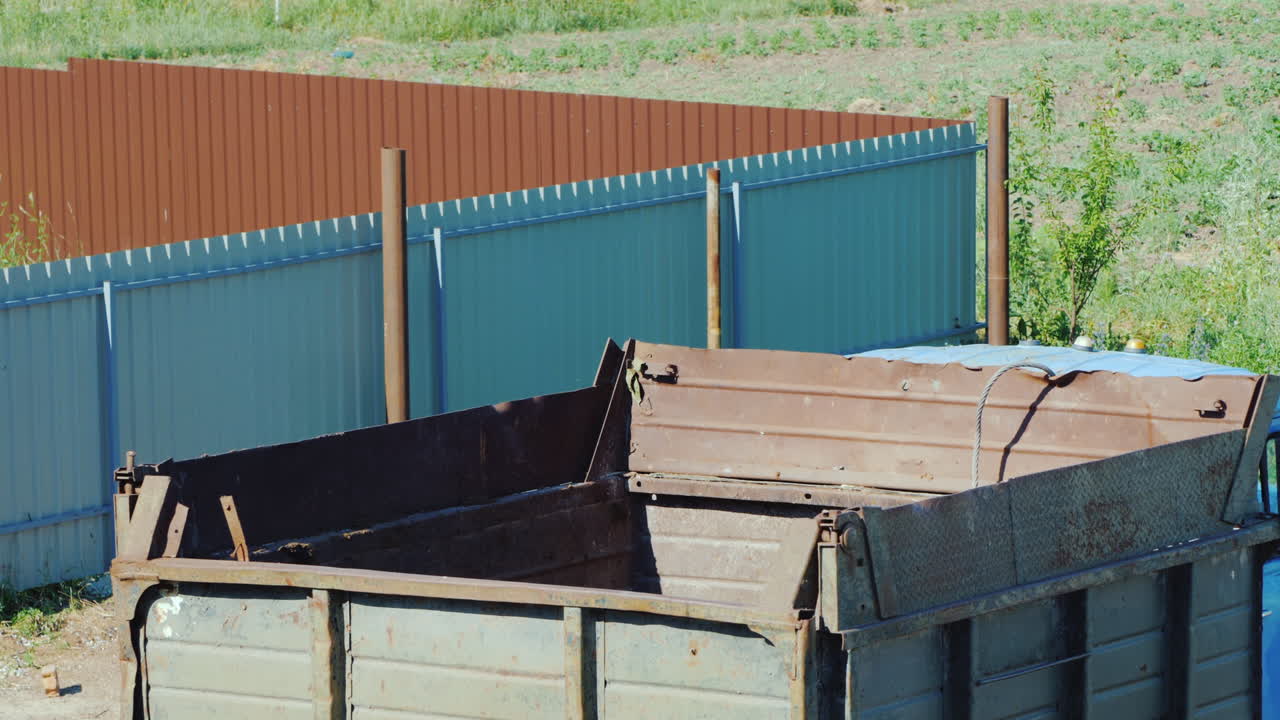 굴삭기 버킷이 트럭에 땅을 쏟아 붓습니다.