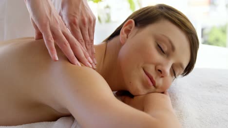 Close-up-of-woman-therapist-massaging-the-shoulders-of-her-patient