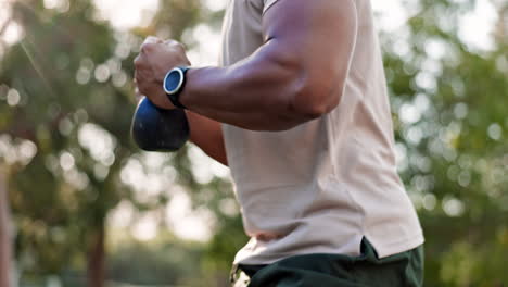 parque de fitness, sentadilla con kettlebell y hombre fuerte