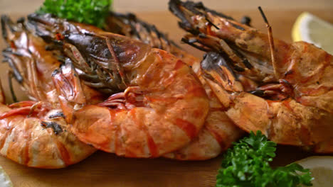 Langostinos-Tigre-A-La-Parrilla-O-Gambas-Con-Limón-Sobre-Tabla-De-Madera