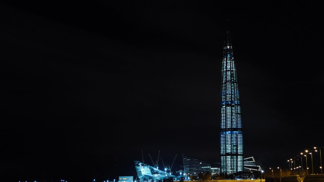 rascacielos iluminado por la noche
