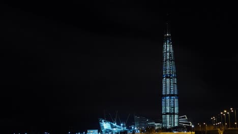 rascacielos iluminado por la noche