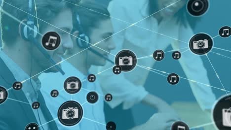 animación de la red de conexiones a través de diversas personas de negocios que utilizan auriculares telefónicos