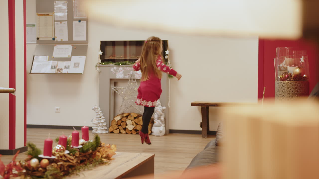 작은 소녀에게 크리스마스 축하와 휴일 축하