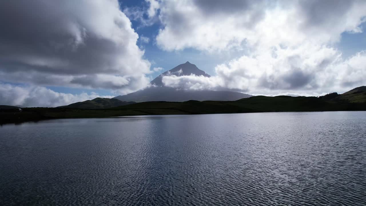 paisaje verde y volcánico de la isla de pico en las azores