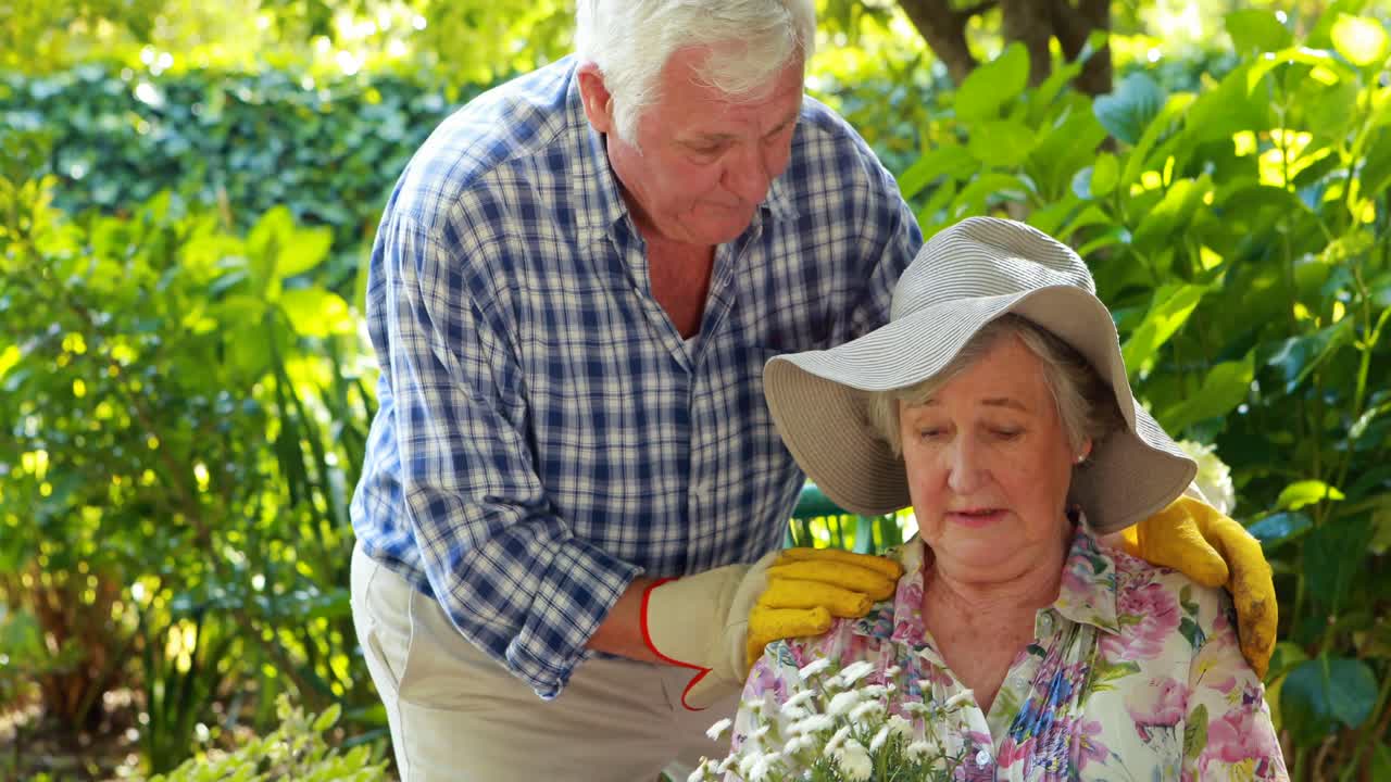 고령 부부 가 함께 이야기 하고 있다
