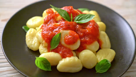 Gnocchi-In-Tomatensauce-Mit-Käse