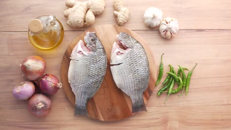 preparación de pescado tilapia con los ingredientes