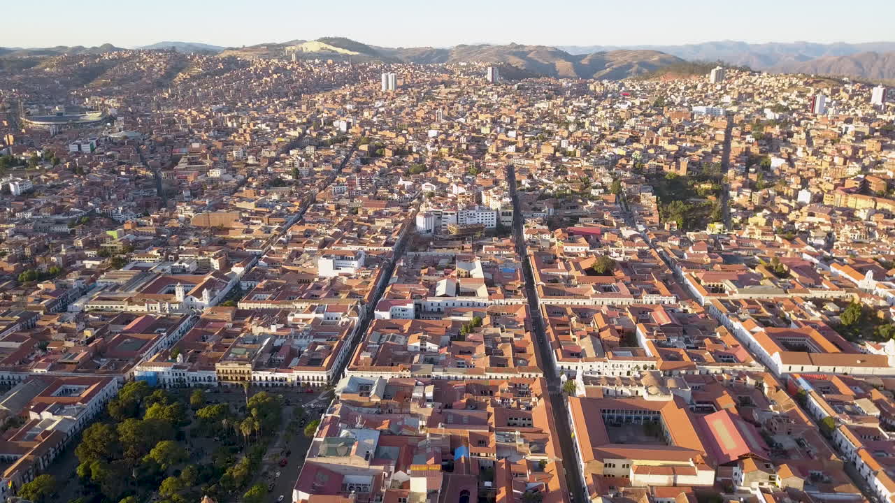 vista aérea panorámica del atardecer sobre la hermosa ciudad de sucre en las montañas de los andes de bolivia