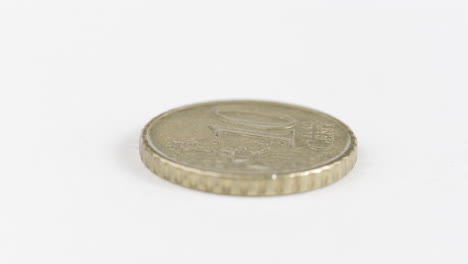 moneda de 10 centavos de estados unidos colocada plana sobre una mesa blanca
