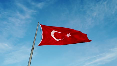 türkische flagge weht im wind