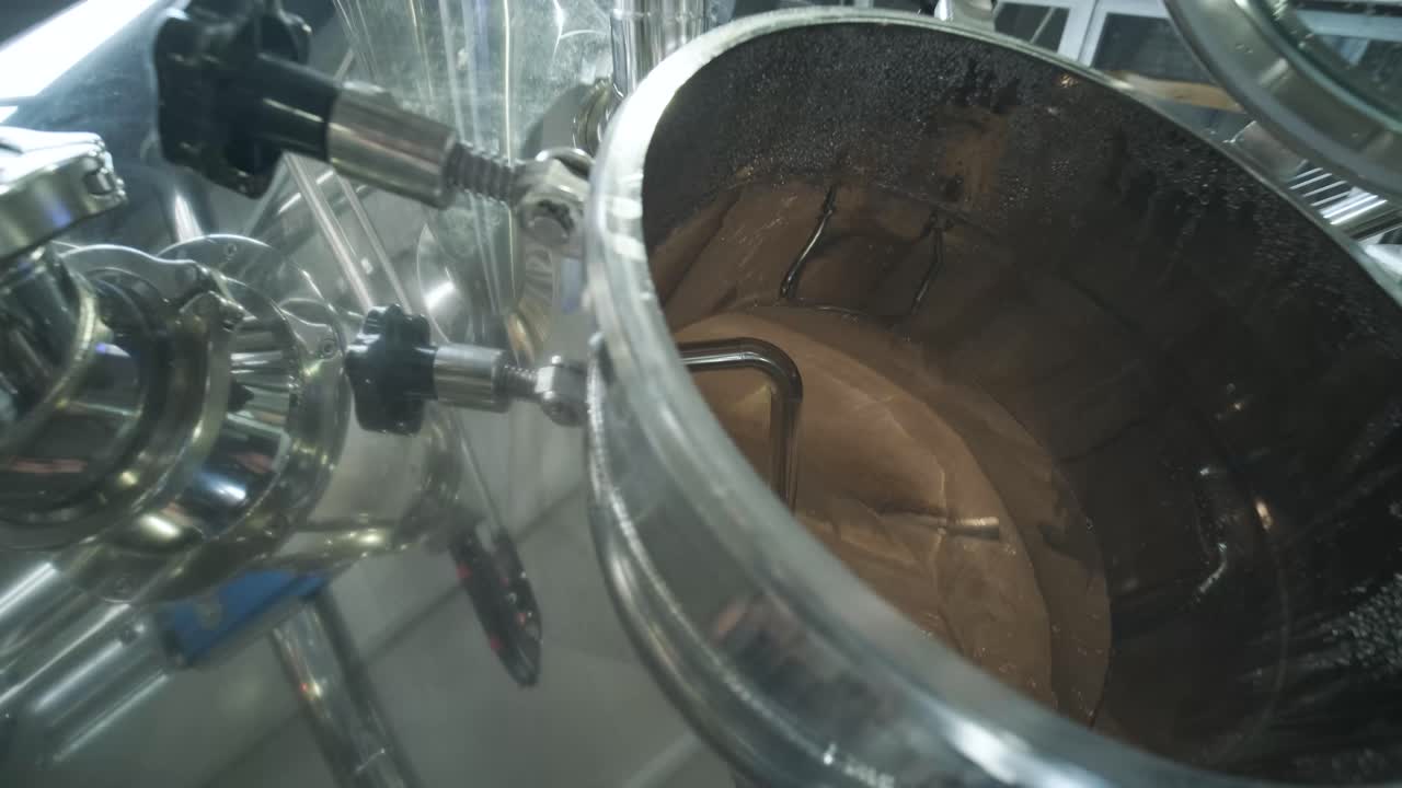 cervecería artesanal moderna. producción de cerveza artesanal. equipo moderno en la cervecería, tanques metálicos, producción de bebidas alcohólicas