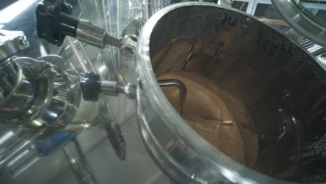 cervecería artesanal moderna. producción de cerveza artesanal. equipo moderno en la cervecería, tanques metálicos, producción de bebidas alcohólicas