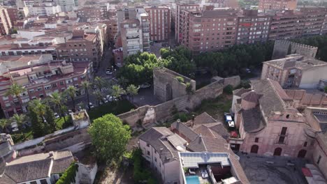 Vista-Aérea-De-Las-Históricas-Murallas-árabes-Ubicadas-Dentro-De-La-Ciudad-De-Talavera-De-La-Reina.