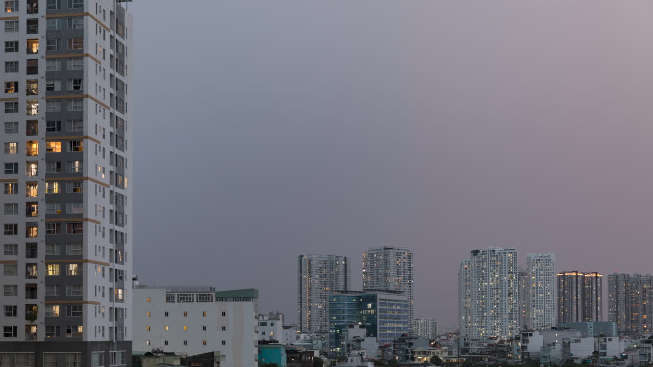 낮부터 밤까지 고층 주거용 건물과 자연에서 인공 조명에 이르는 서사시적인 시간 경과를 갖춘 도시 스카이라인